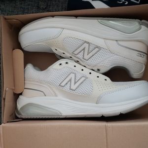 New balance white walking shoes NWT
